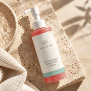 Gel Nettoyant Visage Hydratant & Éclat HOLIAĒ en mise en scène éditoriale sur travertin