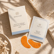 Patchs Yeux Hydrogel Défatigants HOLIAĒ en mise en scène éditoriale sur travertin
