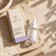 Sérum Microbiome Hydratant & Rééquilibrant HOLIAĒ en mise en scène éditoriale sur travertin