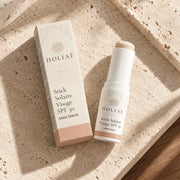 Stick Solaire Visage SPF50 Sans Teinte HOLIAĒ en mise en scène éditoriale sur travertin