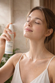Application brume hydratante visage en spray pour rafraîchir et hydrater la peau