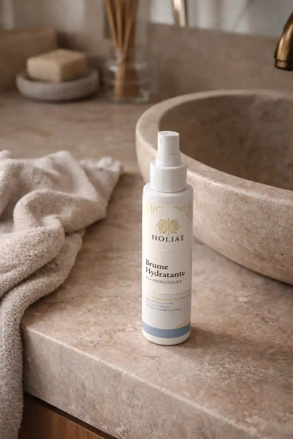 Brume hydratante visage dans une routine skincare salle de bain ambiance naturelle