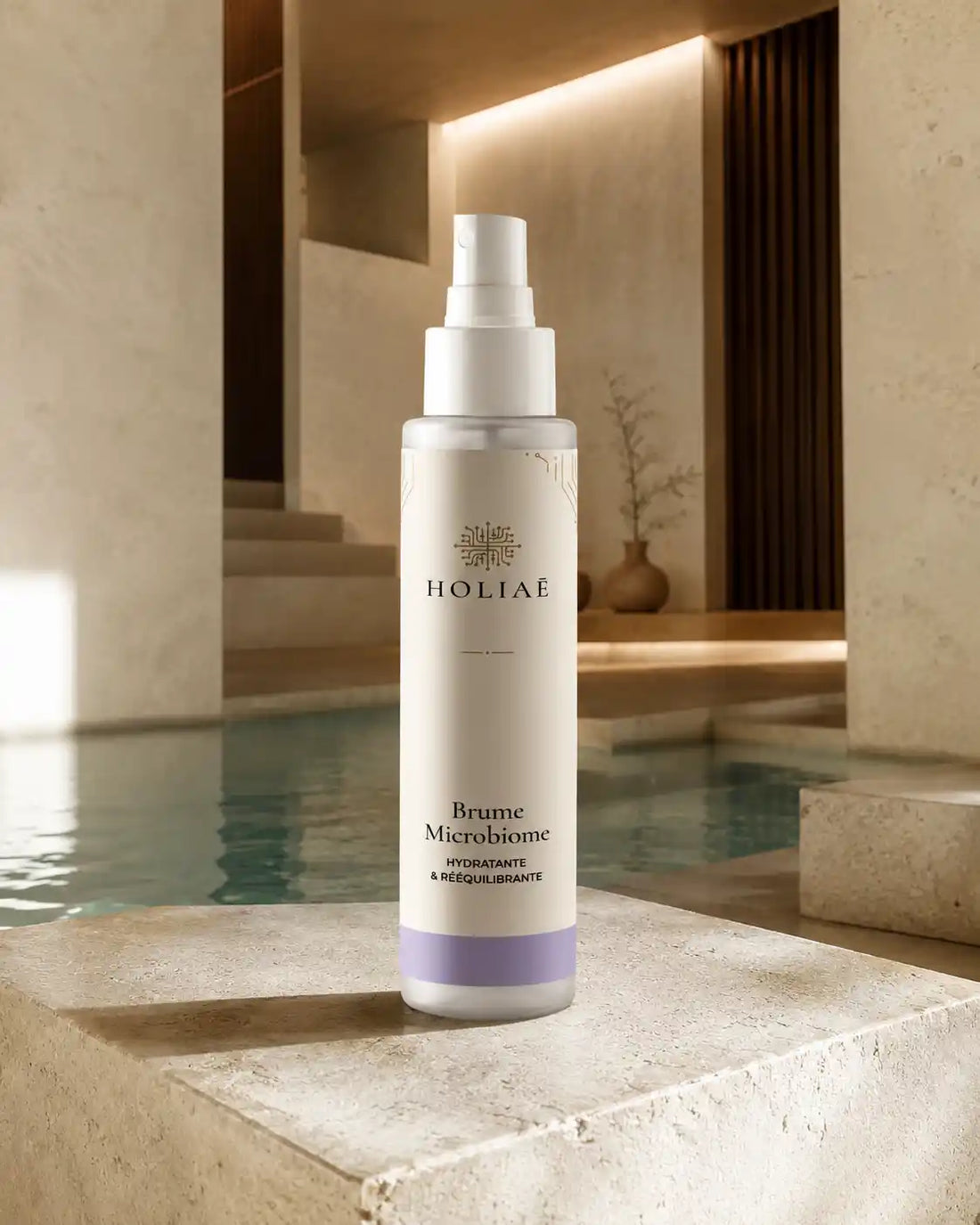 Brume Microbiome Hydratante & Rééquilibrante HOLIAĒ dans une mise en scène spa