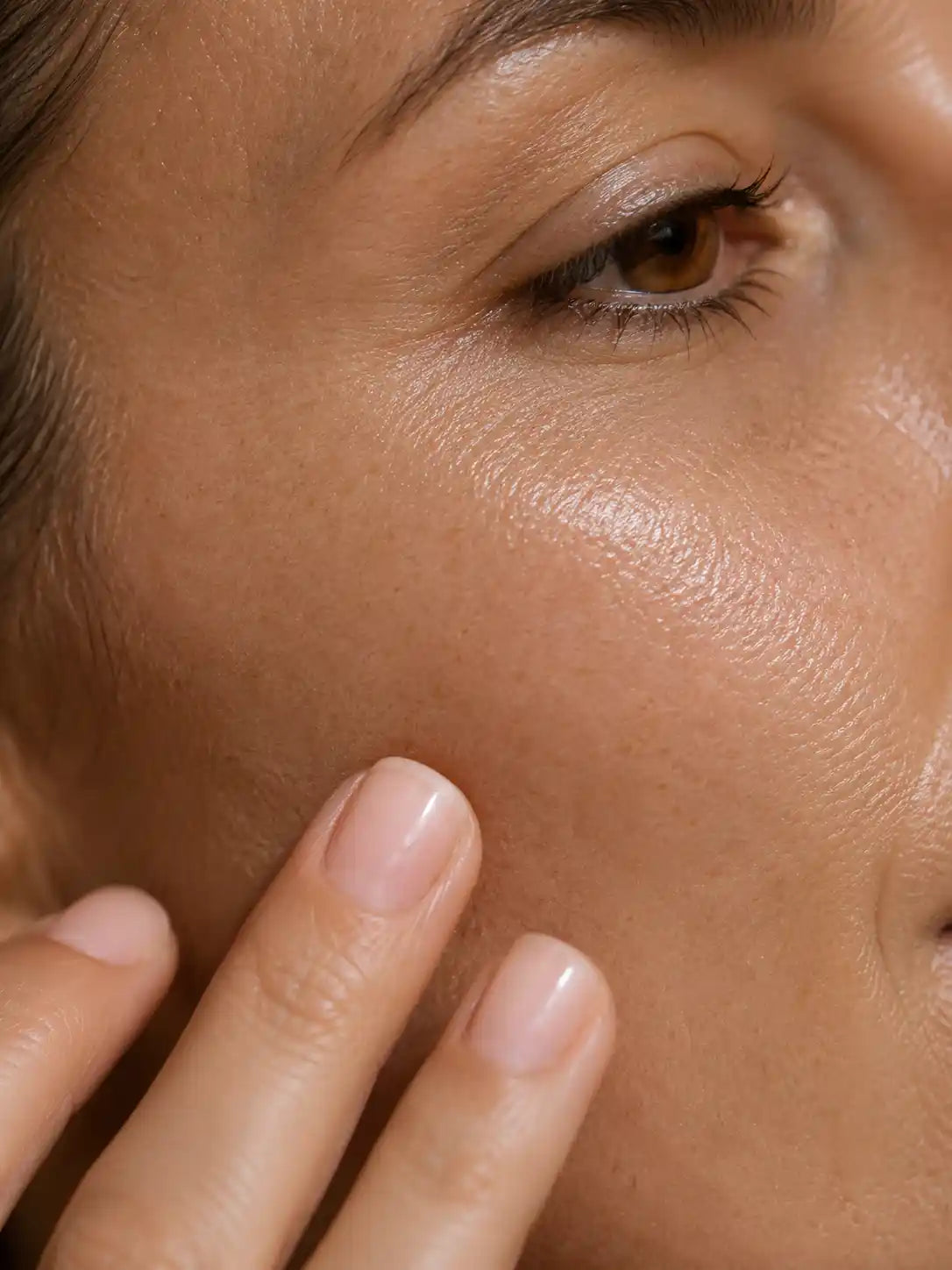 Brume Microbiome Hydratante & Rééquilibrante HOLIAĒ – gros plan de peau