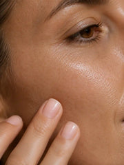 Brume Microbiome Hydratante & Rééquilibrante HOLIAĒ – gros plan de peau