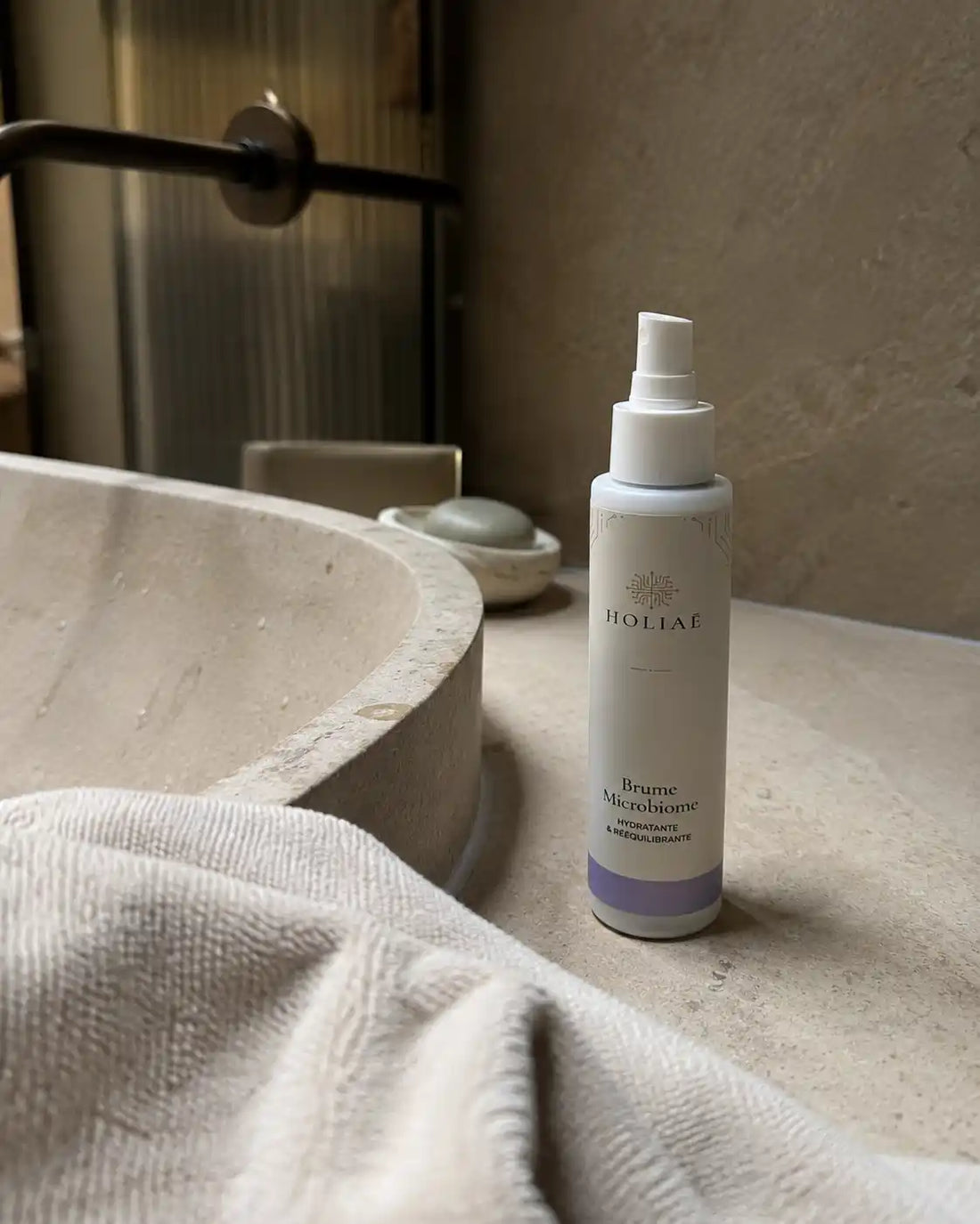 Brume Microbiome Hydratante & Rééquilibrante HOLIAĒ dans une salle de bain
