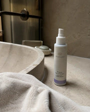 Brume Microbiome Hydratante & Rééquilibrante HOLIAĒ dans une salle de bain