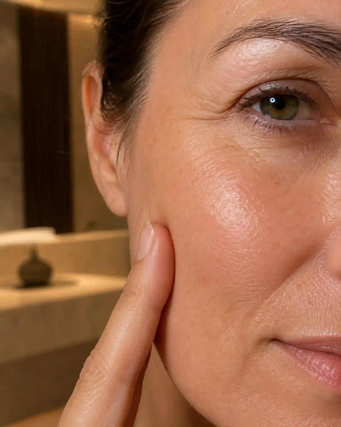Crème Anti-Rides Rétinol-Like HOLIAĒ – gros plan de peau