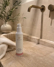 Crème Anti-Rides Rétinol-Like HOLIAĒ dans une salle de bain