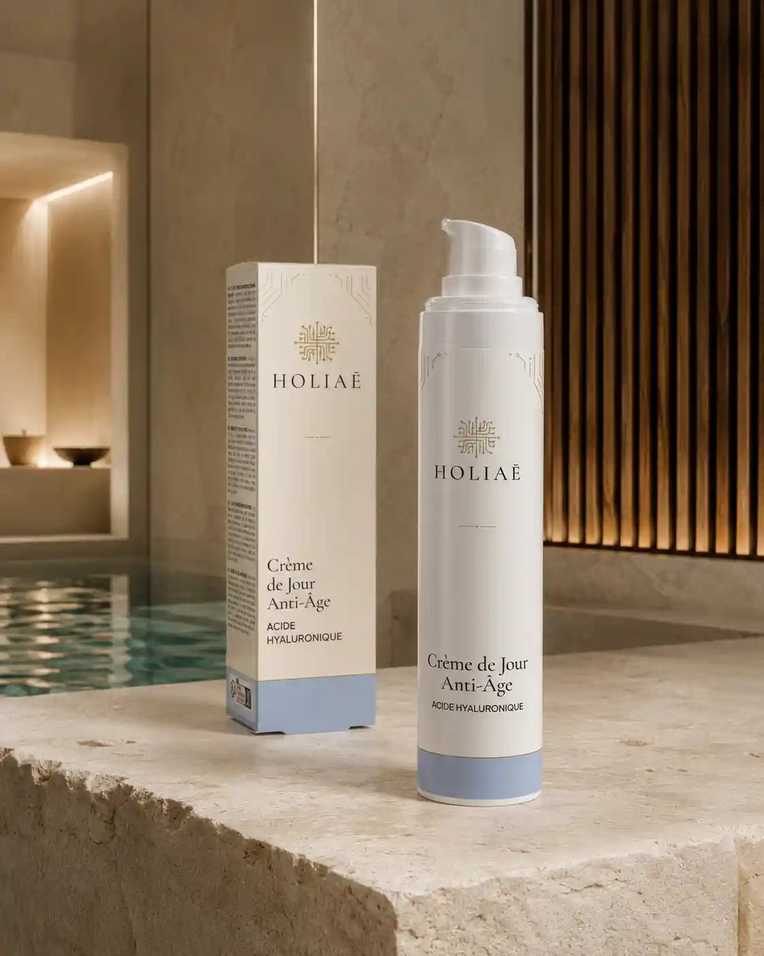 Crème de Jour Anti-Âge à l’Acide Hyaluronique HOLIAĒ dans une mise en scène spa