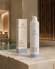 Crème de Jour Anti-Âge à l’Acide Hyaluronique HOLIAĒ dans une mise en scène spa