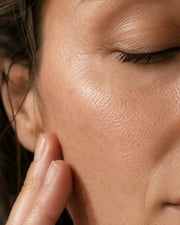 Crème de Jour Anti-Âge à l’Acide Hyaluronique HOLIAĒ – gros plan de peau