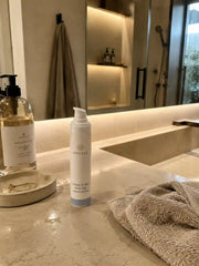 Crème de Jour Anti-Âge à l’Acide Hyaluronique HOLIAĒ dans une salle de bain