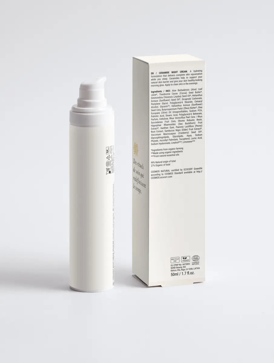Crème de nuit anti âge Holiaē et étui vus de côté sur fond blanc, packshot minimaliste.