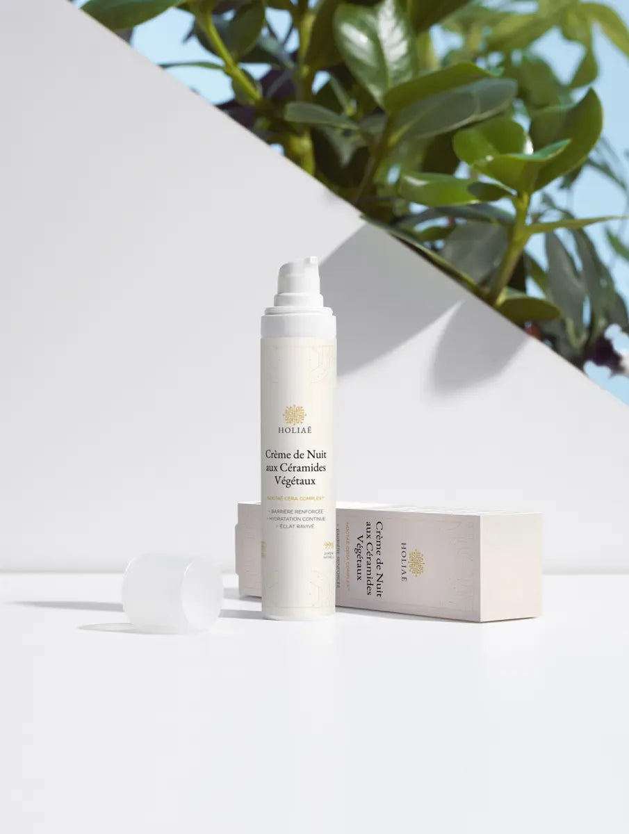Crème de nuit anti âge Holiaē avec étui, éclairage naturel, ambiance soin premium.
