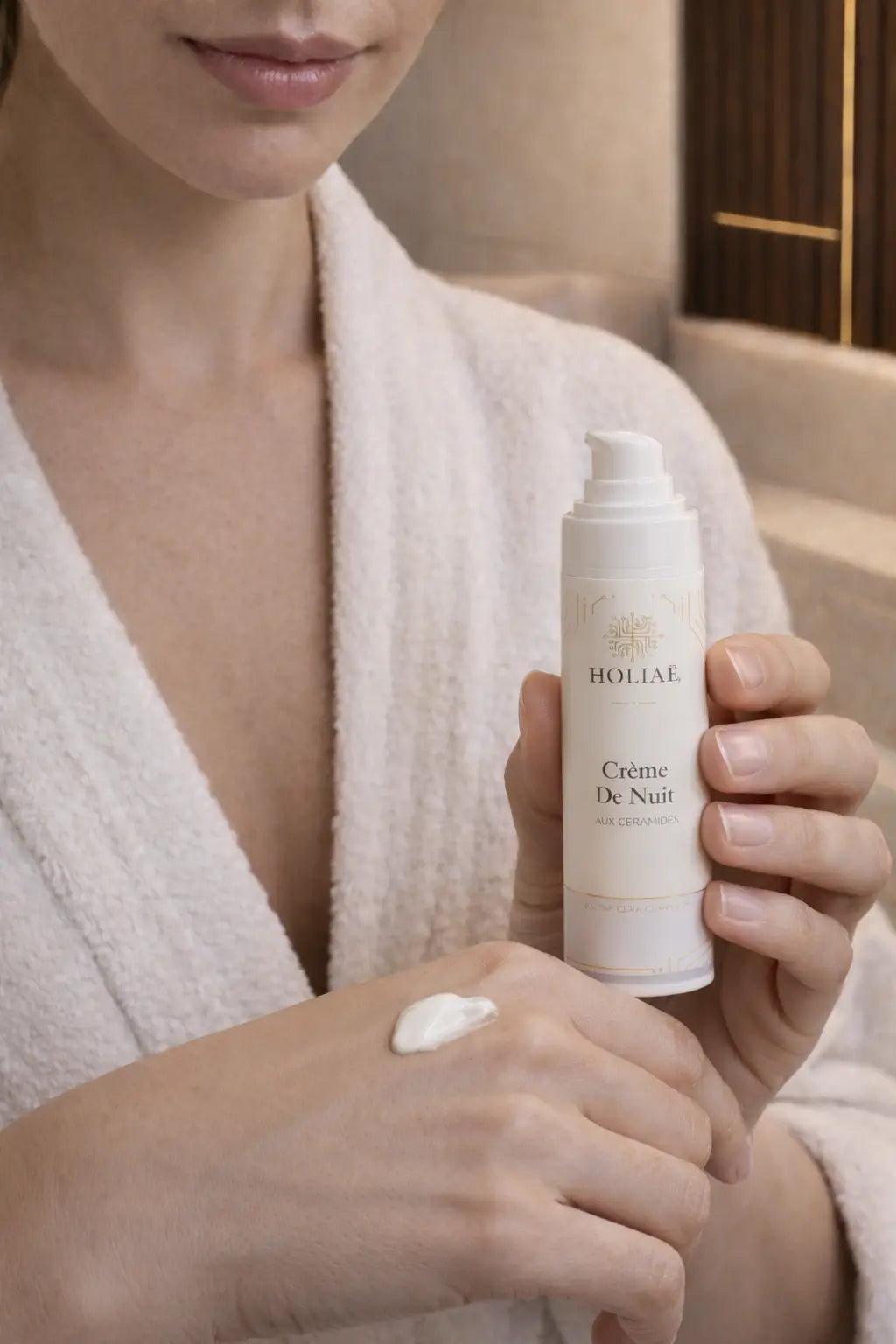 Application crème de nuit aux céramides sur la peau, soin visage hydratant et réparateur