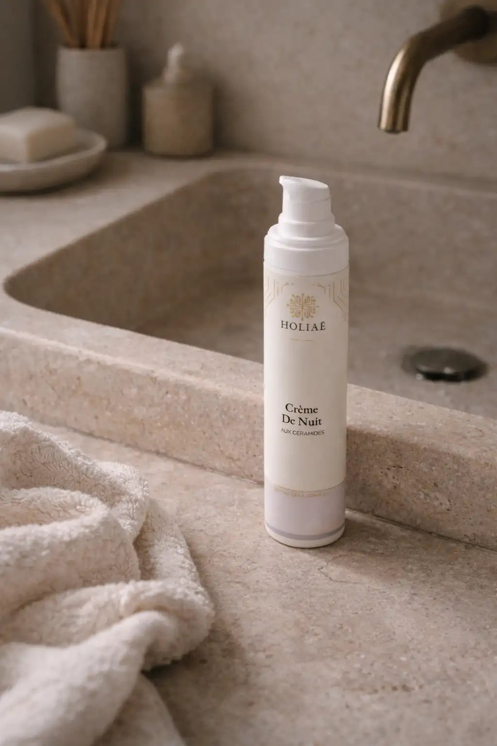 Flacon crème de nuit aux céramides en salle de bain, soin visage anti âge et routine nocturne