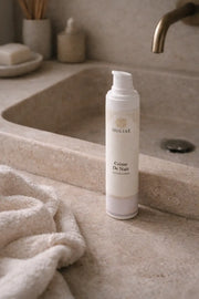 Flacon crème de nuit aux céramides en salle de bain, soin visage anti âge et routine nocturne
