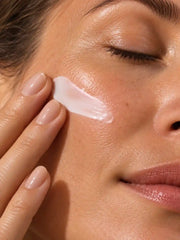 Crème de Nuit Hydratante aux Céramides HOLIAĒ – gros plan de peau