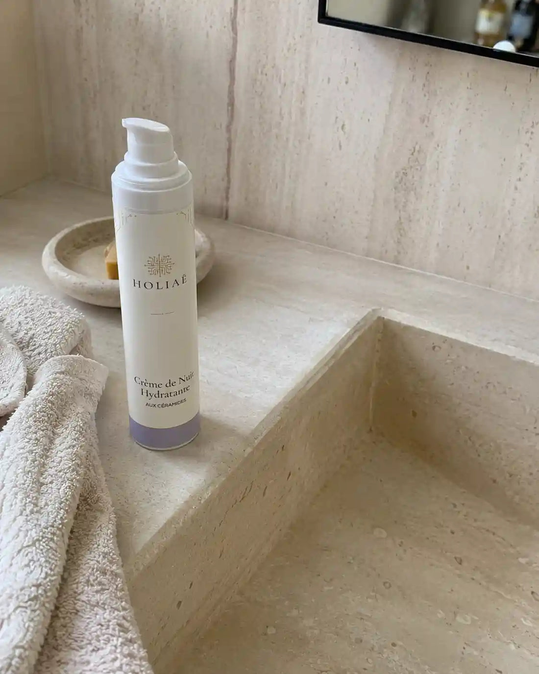 Crème de Nuit Hydratante aux Céramides HOLIAĒ dans une salle de bain