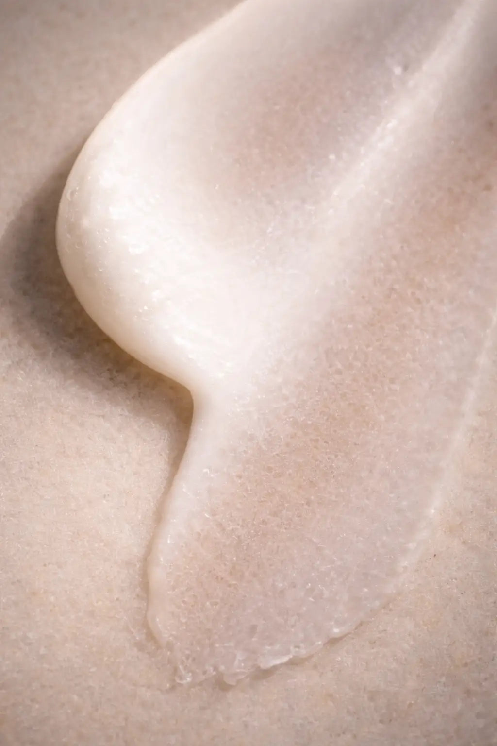 Texture crème de nuit aux céramides, soin visage riche et hydratation intense