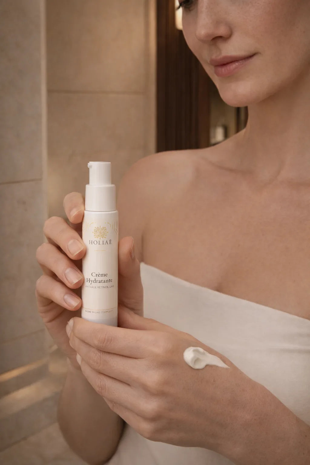 Application crème hydratante anti-âge sur la peau pour lisser et hydrater