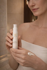 Application crème hydratante anti-âge sur la peau pour lisser et hydrater