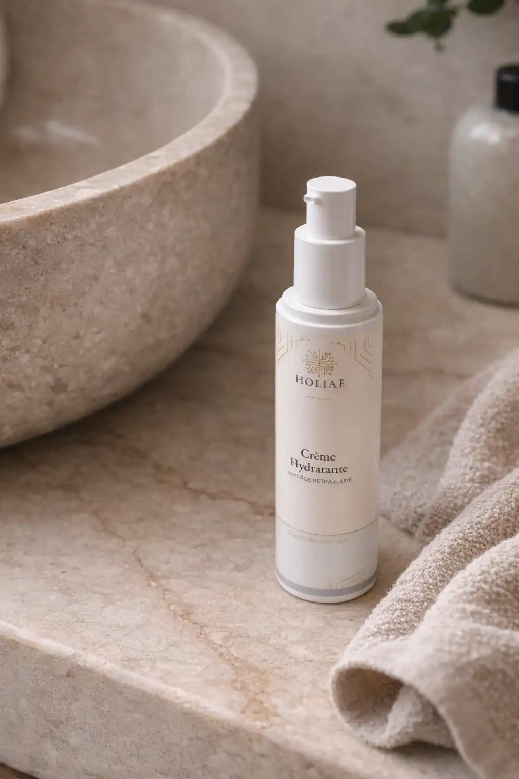Crème hydratante anti-âge dans une routine skincare salle de bain minimaliste