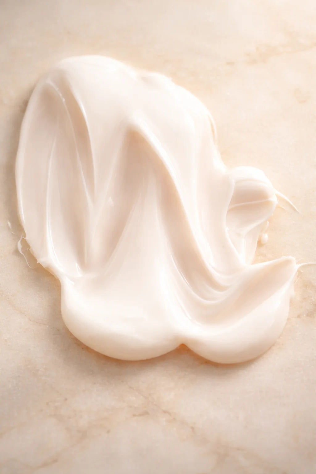 Texture crème hydratante anti-âge riche et fondante pour nourrir la peau