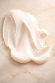 Texture crème hydratante anti-âge riche et fondante pour nourrir la peau
