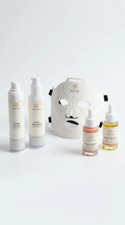 Cure LED intensive anti-âge et fermeté combinant un masque LED et une routine complète de soins visage pour raffermir la peau et lisser les signes de l’âge.