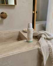 Gel Nettoyant Visage Peaux Sensibles Huile-Lait HOLIAĒ dans une salle de bain