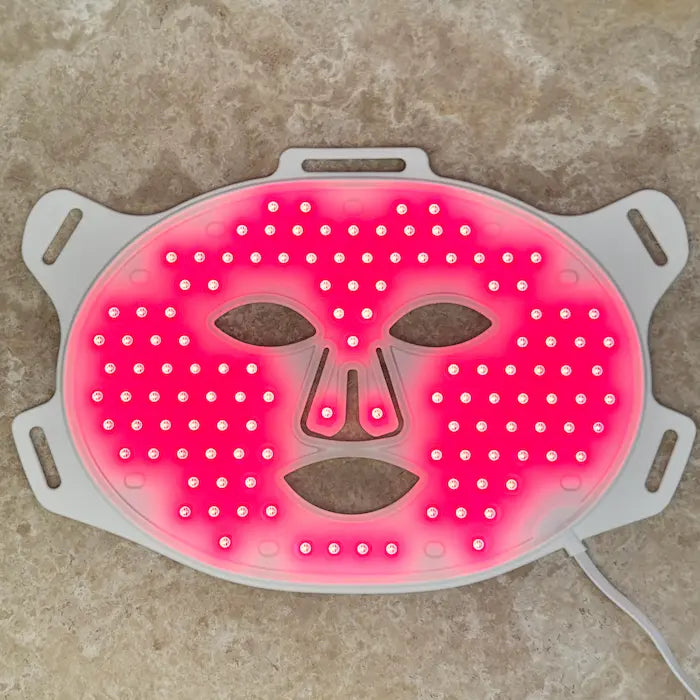 Masque LED visage RĒ:GEN I allumé en rouge 660 nm, vue à plat.