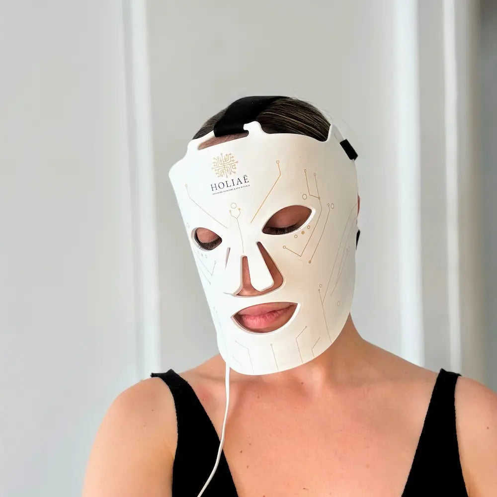 Masque LED visage Holiaē RĒ:GEN I porté, vue face, sangles noires.