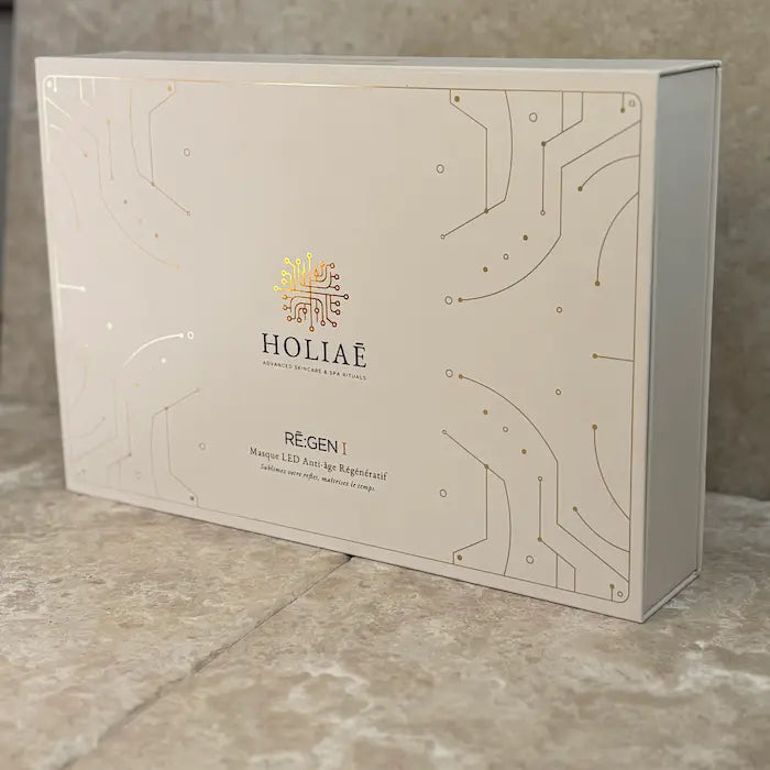 Coffret Holiaē RĒ:GEN I — boîte premium blanche à motifs dorés.