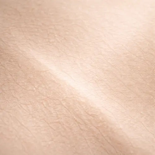 Texture de peau mate et terne illustrant le manque d’éclat avant utilisation d’un masque LED visage multi-spectres pour raviver la luminosité du teint.