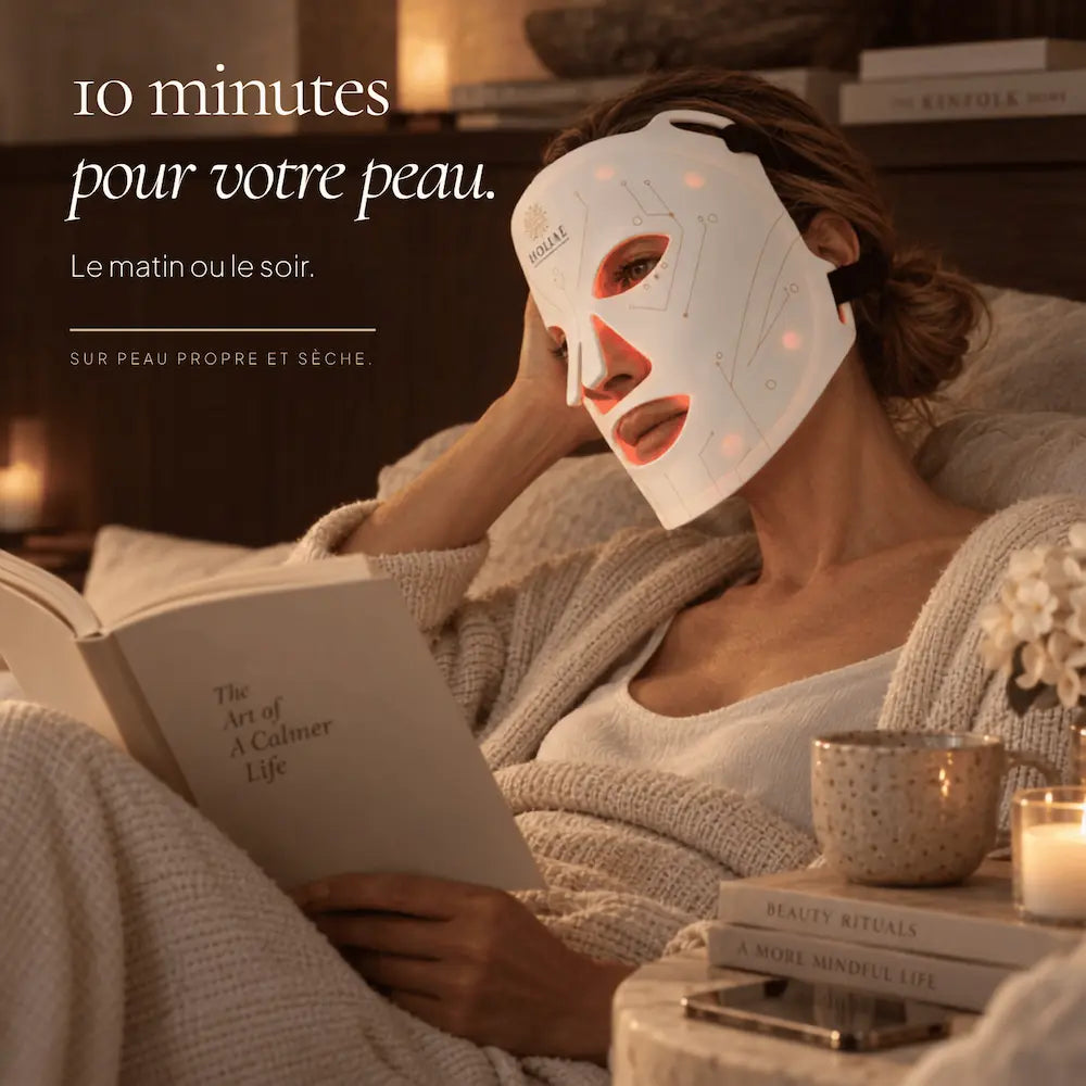 Femme portant le masque LED RĒ:GEN I pendant une séance de 10 minutes à domicile