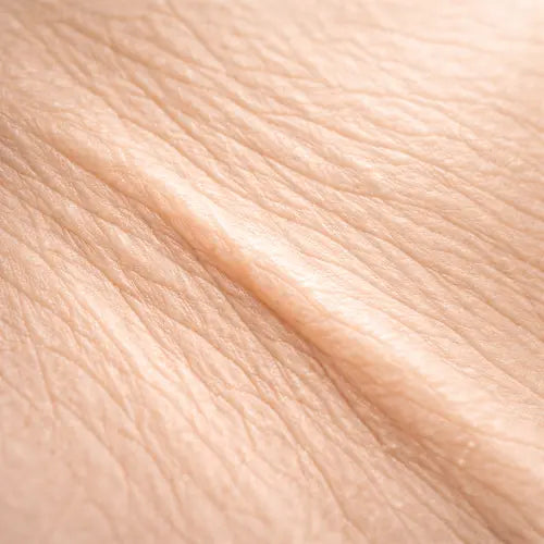 Texture de peau marquée par des rides fines illustrant l’action d’un masque LED visage anti-âge sur la production de collagène et l’élasticité cutanée.
