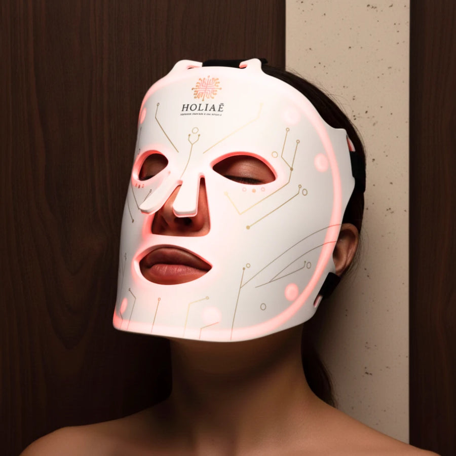 Masque LED visage Holiaē RĒ:GEN I en utilisation, lumière rouge anti-âge pour stimuler le collagène et lisser les rides