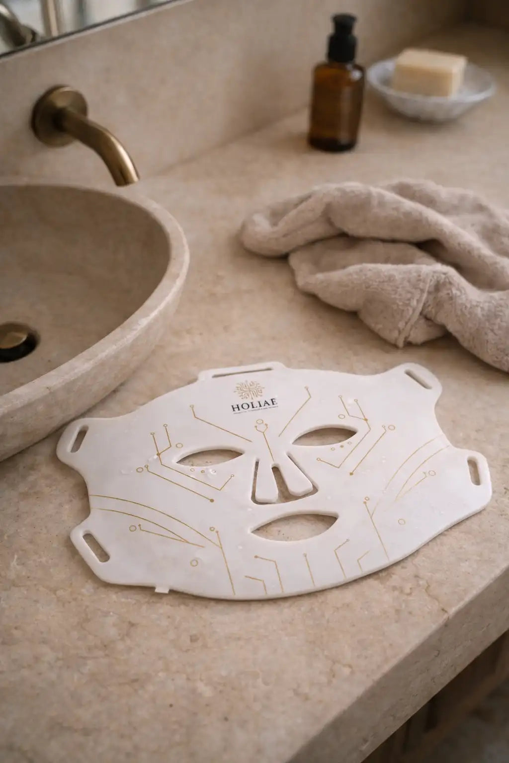 Masque LED visage dans une routine skincare salle de bain ambiance naturelle