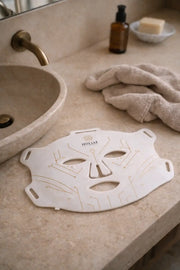 Masque LED visage dans une routine skincare salle de bain ambiance naturelle