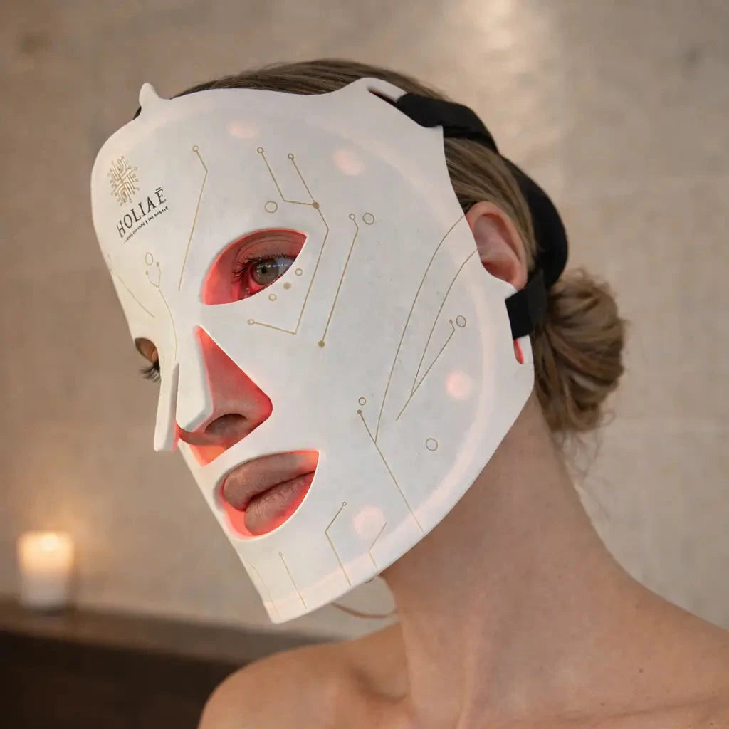 Masque LED visage porté sur le visage avec lumière rouge pour soin anti rides