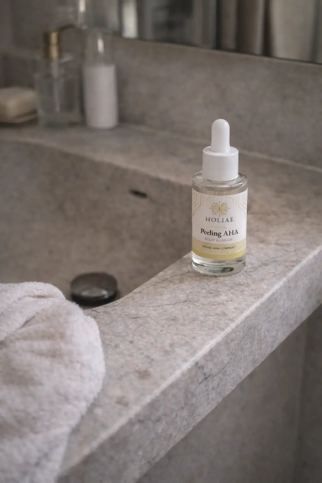 Peeling AHA soin visage dans salle de bain routine skincare