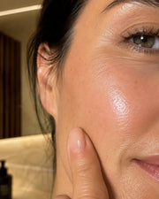 Peeling Visage AHA 10% à l’Acide Lactique HOLIAĒ – gros plan de peau