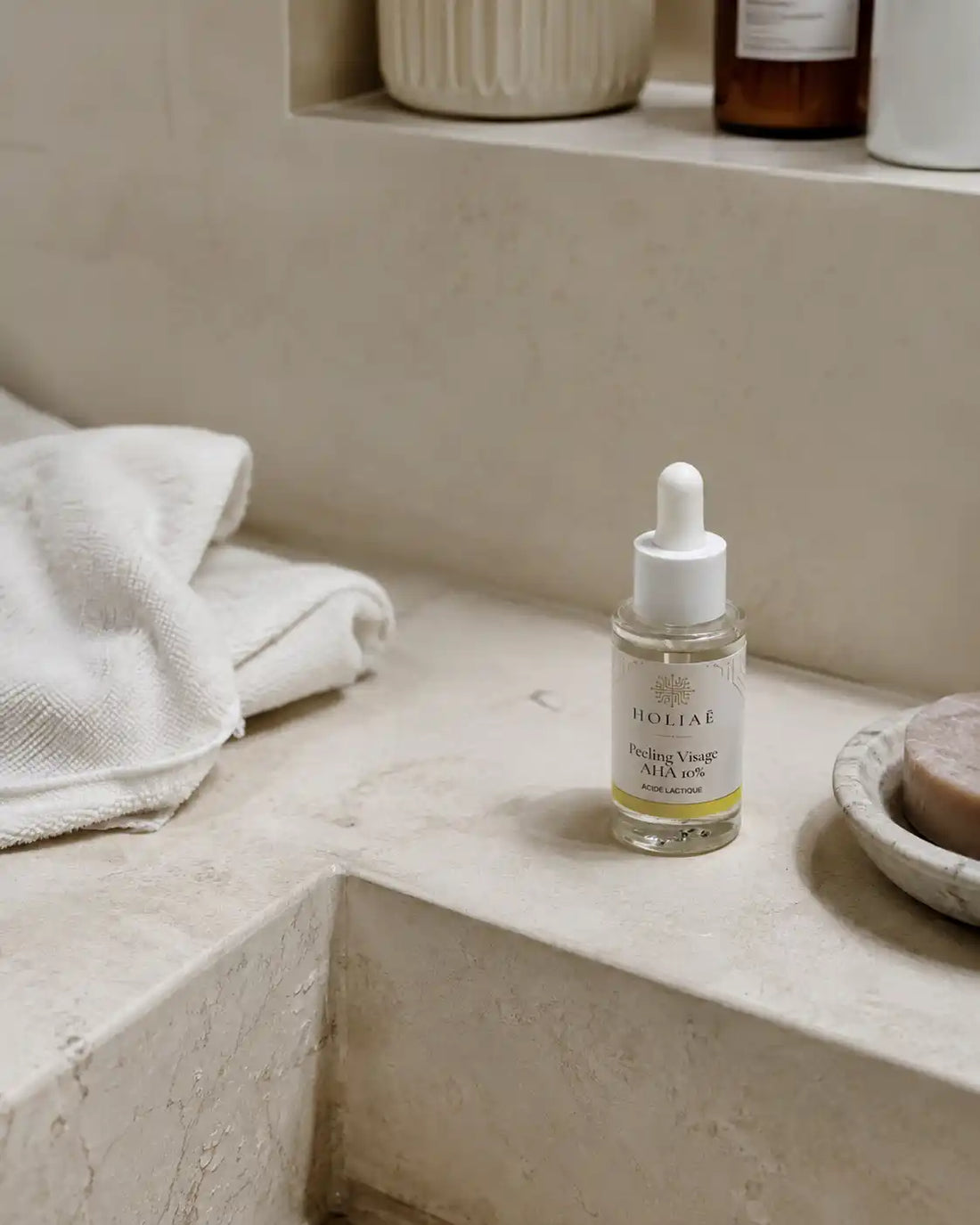 Peeling Visage AHA 10% à l’Acide Lactique HOLIAĒ dans une salle de bain