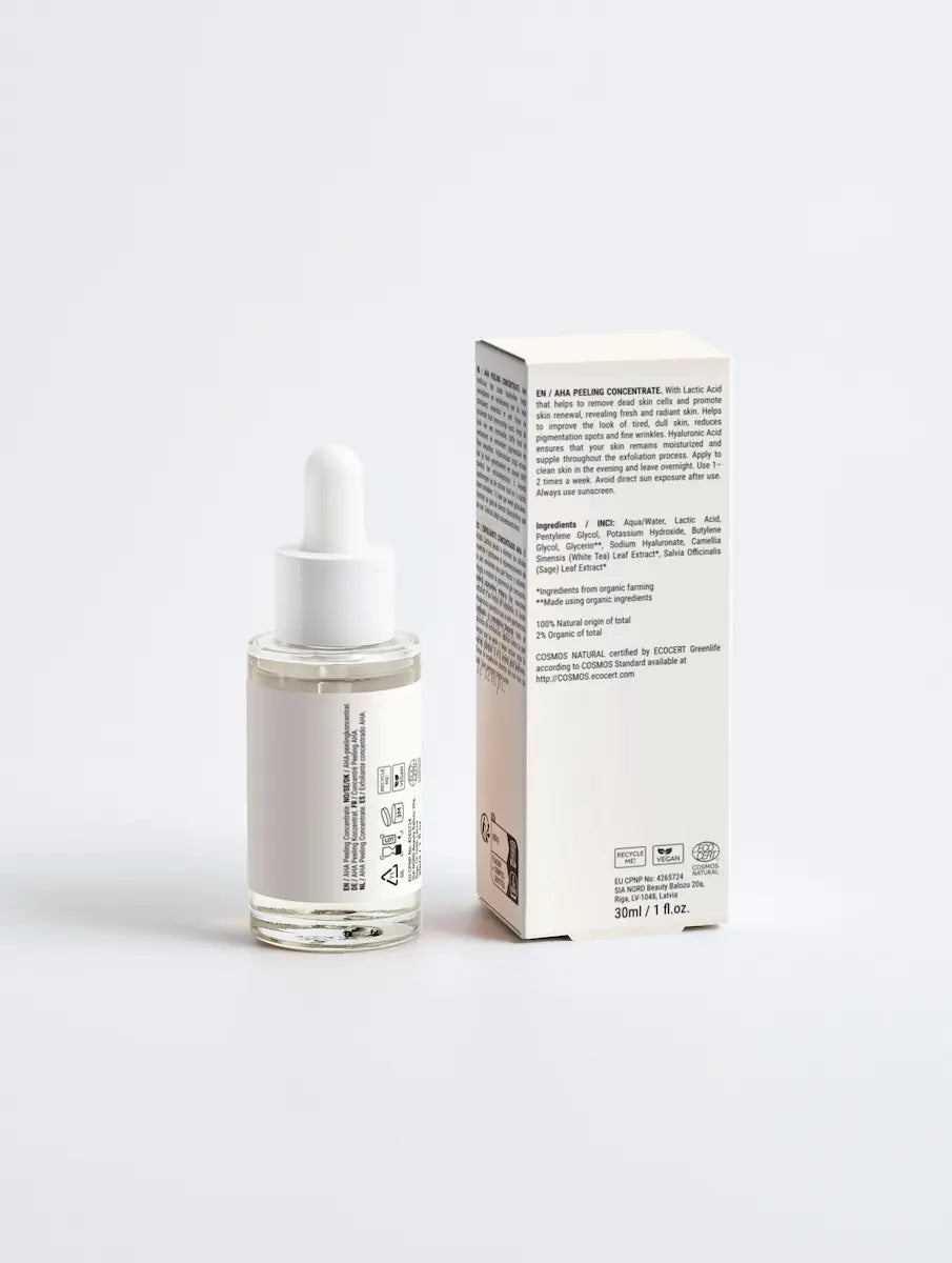 Peeling visage AHA 10% Holiaē Novaē présenté en studio avec son étui, fond blanc lumineux.