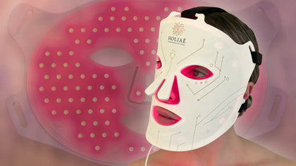 Rituel Anti-Aging du masque LED Holiaē RĒ:GEN I, lumière infrarouge 850 nm et rouge 660 nm pour estomper les rides, améliorer l’élasticité et préserver la jeunesse visible.