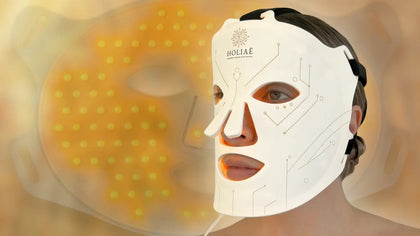 Rituel Morning Skincare du masque LED Holiaē RĒ:GEN I, combinaison 590 nm, 660 nm et 850 nm pour tonifier la peau, booster la vitalité et révéler l’éclat du matin.