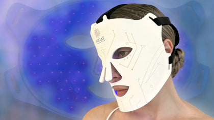 Rituel Purifying du masque LED Holiaē RĒ:GEN I, lumière bleue 415 nm pour purifier les imperfections, apaiser la peau et restaurer un grain net et homogène.