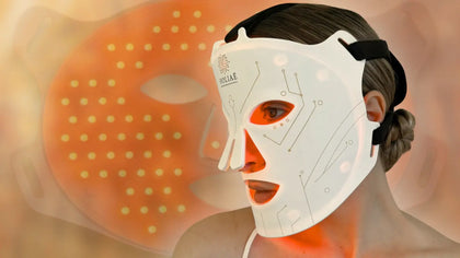 Rituel Rejuvenation du masque LED Holiaē RĒ:GEN I, combinaison ambre 590 nm et rouge 660 nm pour illuminer le teint, réduire les rougeurs et uniformiser la peau.